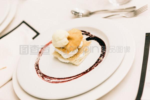 婚禮菜單中的主菜 正餐服務(wù)的精心設(shè)計(jì)與文化意義